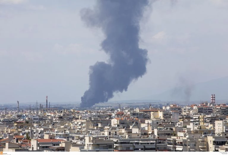 Συναγερμός! Μαύρισε ο ουρανός της Θεσσαλονίκης από τη φωτιά στα Διαβατά